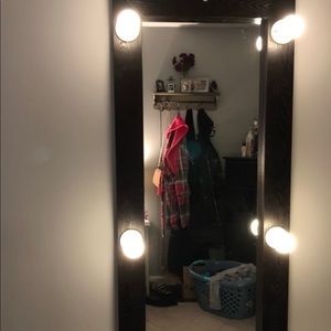 Smartbulb mirror there’s 6 bulbs but, photo crop